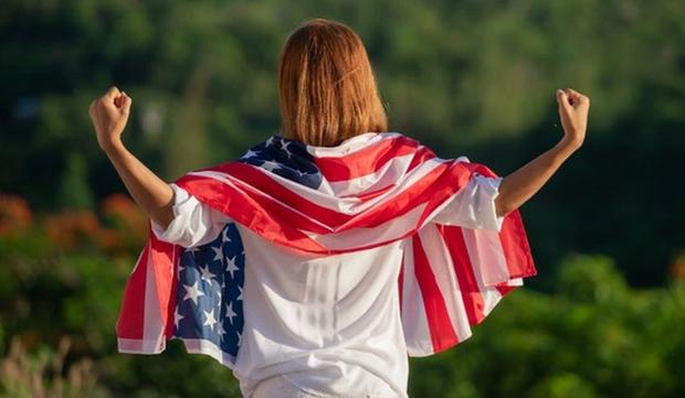 A woman with the American flag on her back is very happy and proud to live in a North American country (Photo: Freebick)